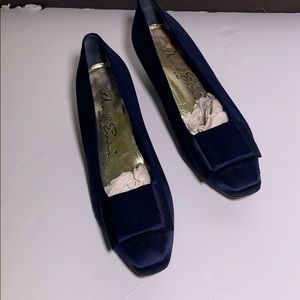 Navy blue low heel pump